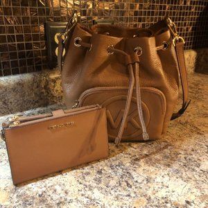 🔥SOLD🔥FIRM Michael Kors Bucket Brynn Luggage Leather Bag/ Wallet Set